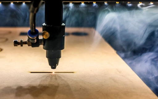 maquina que hace grabados laser en madera