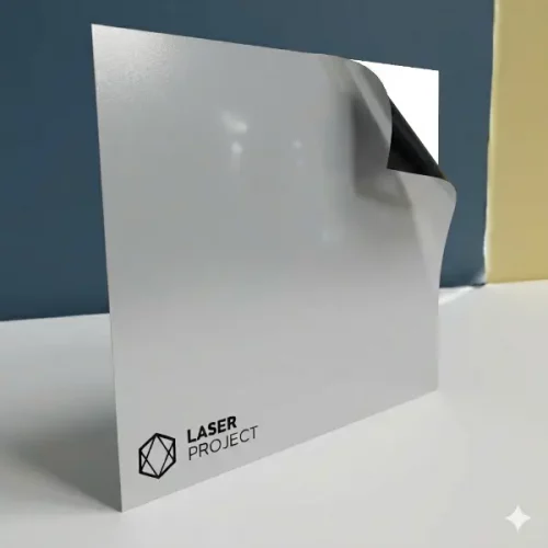 lámina de plástico bicapa adhesivo plateado con grabado negro