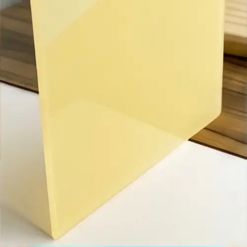 Metacrilato pastel de color amarillo con acabado brillante