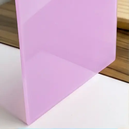 Metacrilato pastel de color lila con acabado brillante