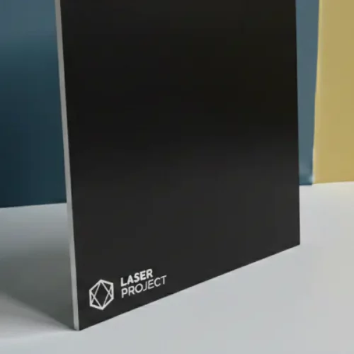 Plástico bicapa negro y grabado blanco