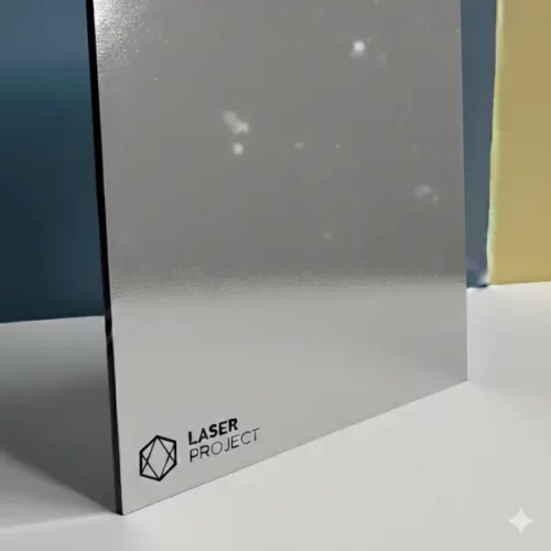 Plástico bicapa plateado brillante y grabado negro